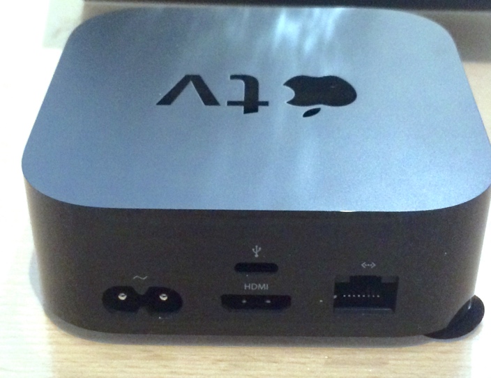 Apple TV4 Rückseite mit Stromanschluss , USB-C (Service/Diagnose), HDMI (inkl. Fernsteuerung des TV), LAN, kein Audio