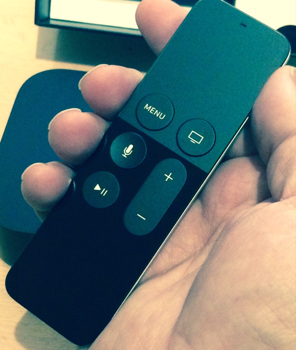 Apple TV Siri-Remote: Kann mehr, als man ihr ansieht, mit Touchpad, Lage- und Beschleunigungssensor, Bluetooth und Lautstärketasten, die ältere TVs über Infrarot steuern können.